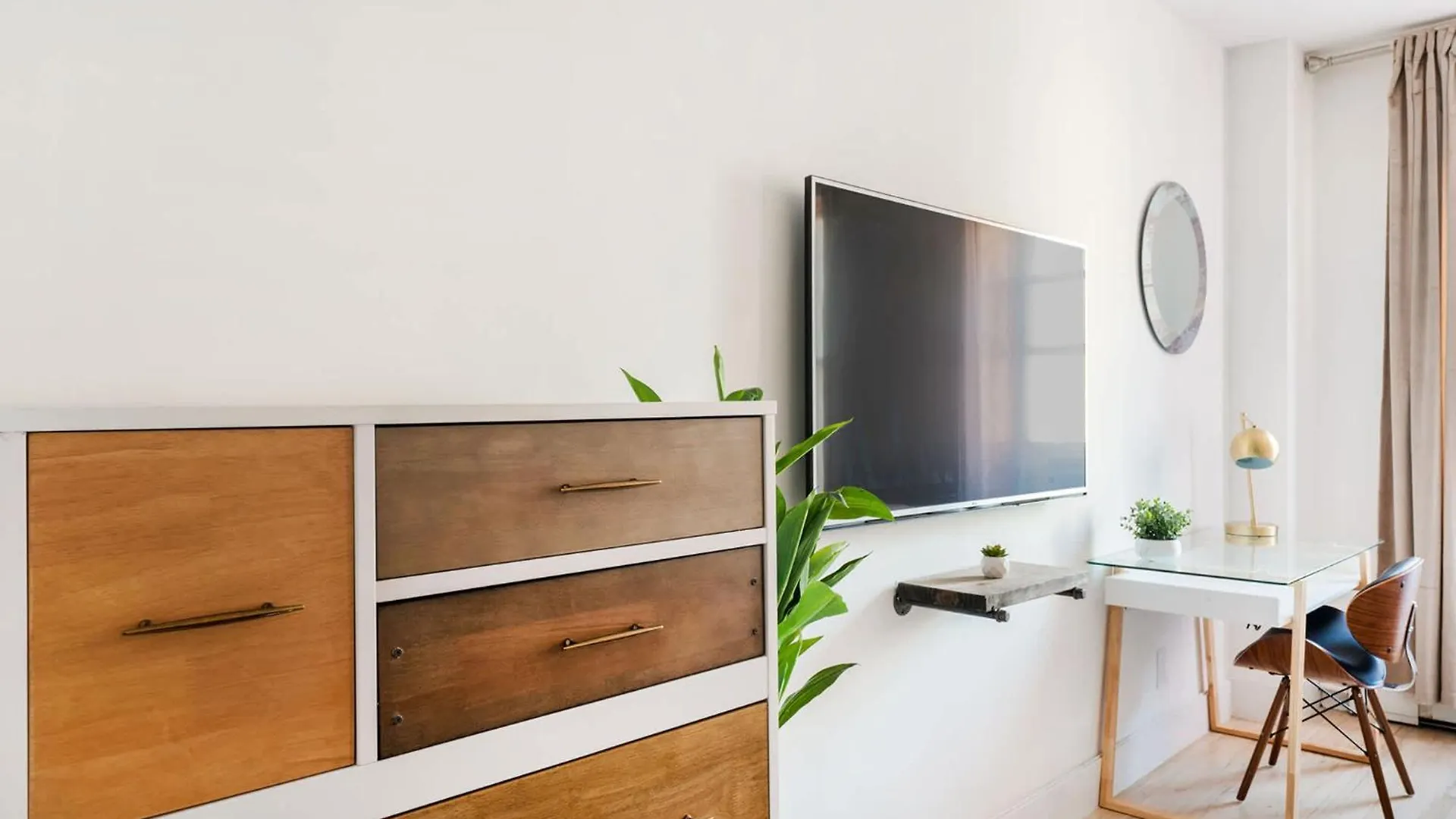 1597-14 New Renovated Studio Rime Ues New York United States
