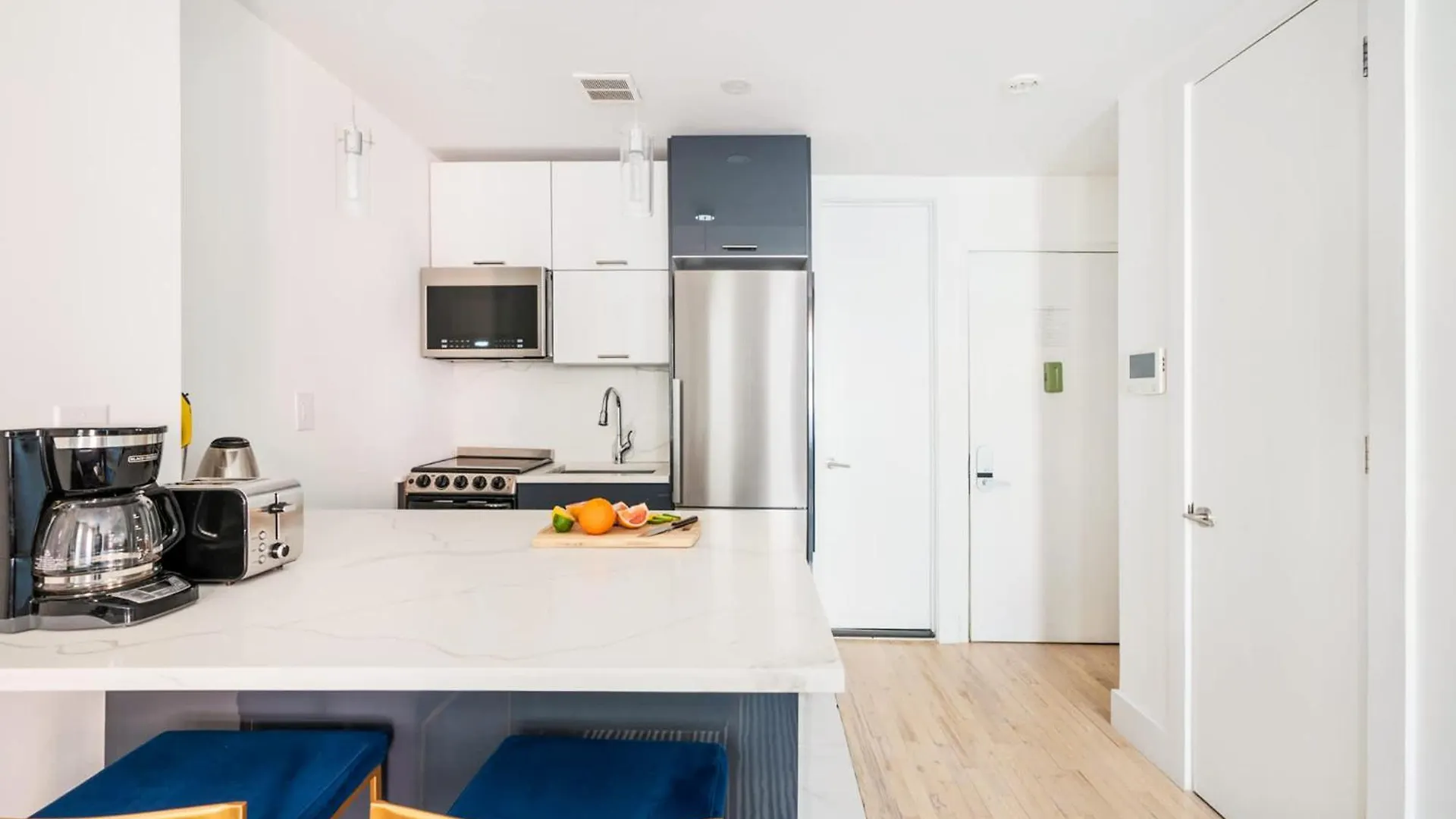 1597-14 New Renovated Studio Rime Ues New York United States